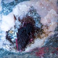 Erythrite cristaux bruts sur gangue