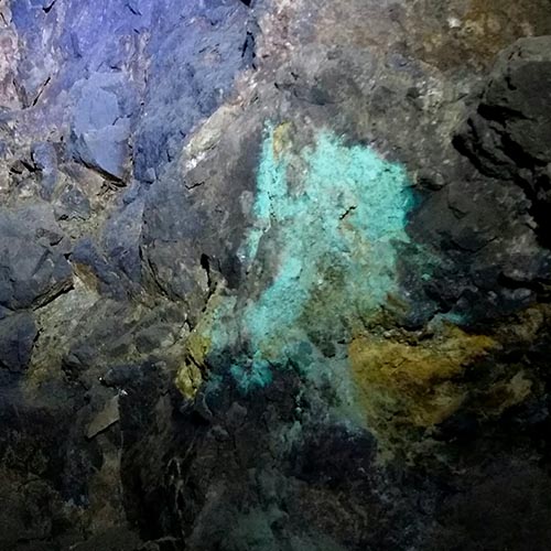 Chrysocolle dans une mine de cuivre en Suisse