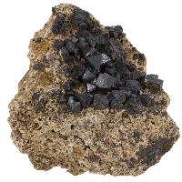 Magnétite cristaux bruts sur feldspath 