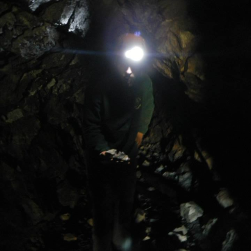 Damien Ferronato sur un filon d'épidote dans une ancienne mine en Suisse