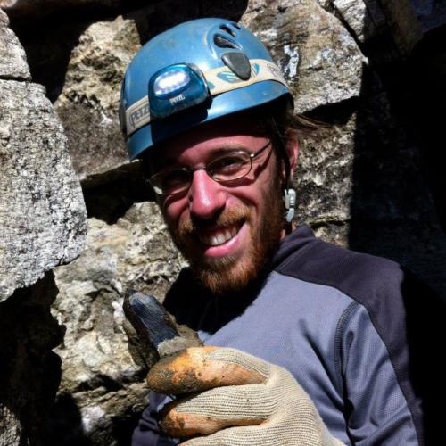 Damien Ferronato ramassant du quartz fumé dans le Valais, Suisse