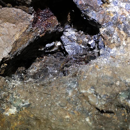 Géode de galène dans une ancienne mine en Suisse