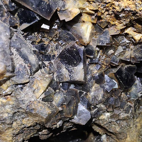 Cristaux de fluorite bleue dans une ancienne mine en Angleterre