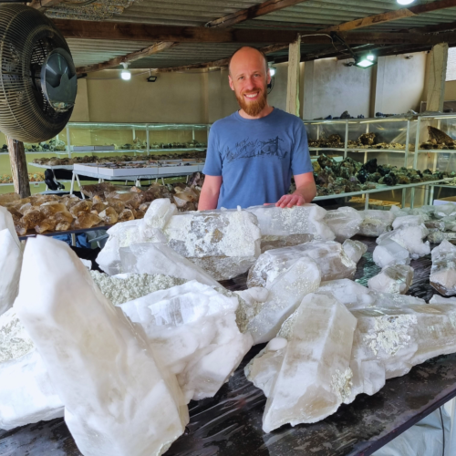 Au Brésil, Damien Ferronato trie de grands cristaux de quartz !