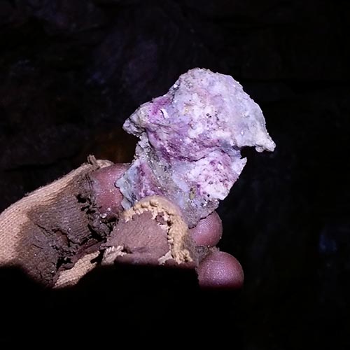 L'erythrite fait partie du groupe de la vivianite, avec l'annabergite et la kottigite. Elle est aussi appelée erythrine, fleur de cobalt, cobalt arseniaté, ...  Ce minéral se forme suite à l'altération des minerais cobaltifères comme la skuttérudite.  Les meilleurs spécimens se trouvent à la mine Clara en Allemagne, en Australie, au Canada et à Bou Azzer au Maroc. En France, on peut trouver l'erythrite dans la mine des Chalanches en Isère et à Juzet en Hte-Garonne.  Les minéraux associés sont l'argent natif, azurite, calcite, cobaltite, malachite, quartz, skutterudite, ...  Attention, l'erythrite est un minéral toxique et ne doit jamais être ingérée sous forme de poudre et d'élixir !